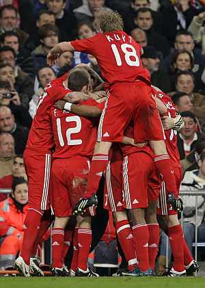 Los jugadores del Liverpol celebran el gol ante el Madrid. (Foto. EFE)