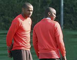 Henry, junto a Samuel Eto'o, en un entrenamiento del Barcelona. (EFE)