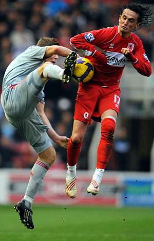 Gerrard trata de robar el baln a turco Tuncay. (AFP)