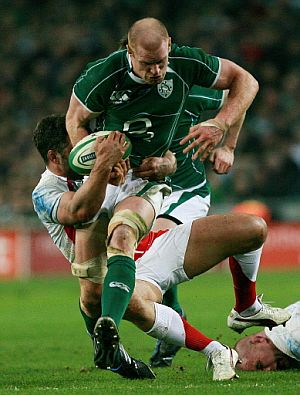 El irlands Paul O'Connell trata de superar la defensa inglesa. (Foto: AFP)