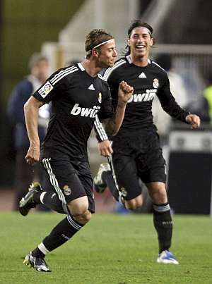 Guti y Sergio Ramos celebran el primer gol de los blancos. (Foto: EFE)