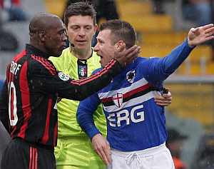 Seedorf y Cassano se enfrentan durante el Sampdoria-Milan. (Foto: AFP)