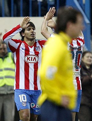 Agero celebra el 4-3 con Simao. Messi, desesperado. (EFE)
