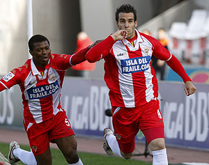 lvaro Negredo celebra su primer gol ante el Getafe. (EFE)