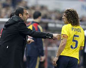 Puyol recibe instrucciones de Guardiola. (AFP)