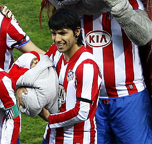 Agero posa con su hijo antes del partido. (Foto: Marcamedia)