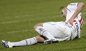 Karim Benzema en el momento de la lesin (Foto: AP Photo)