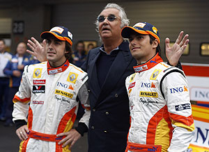 Briatore con Alonso y Piquet en la presentacin del coche de 2009 (REUTERS)