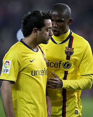 Xavi y Eto'o durante el partido contra el Atltico (Foto: EFE)