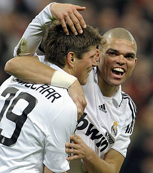 Pepe felicita a Huntelaar en el Madrid-Betis. (AFP)
