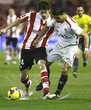 Javi Martnez lucha por un baln con Renato. (Foto: Reuters)