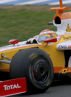 Fernando Alonso negocia una curva en el circuito de Jerez. (Foto: EFE)