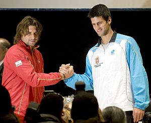 Ferrer y Djokovic se saludan tras el sorteo. (Foto: EFE)