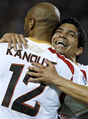 Renato celebra con Kanout el segundo gol del Sevilla. (EFE)