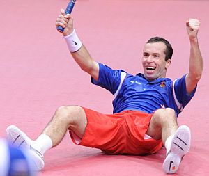 Radek Stepanek celebra su triunfo ante Gilles Simon. (Foto: AFP)