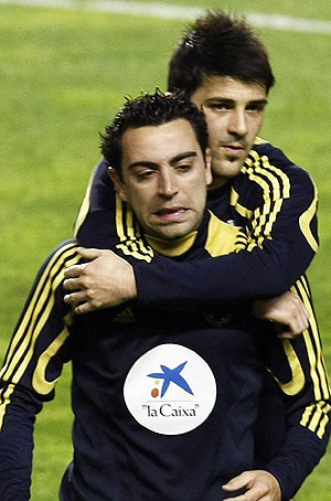 Villa abraza a Xavi durante un entrenamiento de la seleccin espaola (Foto: REUTERS)