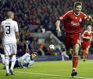 Gerrard celebra su segundo gol. (AFP)