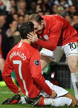 Christiano Ronaldo y Rooney celebran uno de los goles del Manchester. (Foto: EFE)