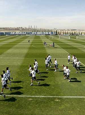 Los jugadores del Real Madrid, durante un entrenamiento en Valdebebas. (EFE)