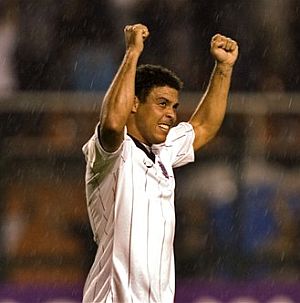 Ronaldo celebra su gol ante el Sao Caetano. (Foto: AP)