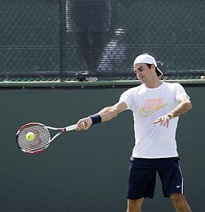 Federer se entrena en Indian Wells. (Foto: AP)