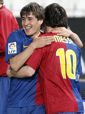 Messi abraza a Bojan tras el 0-2. (Foto: AFP)