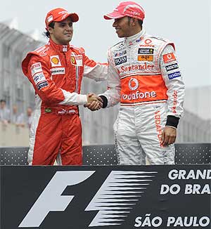 Massa y Hamilton se saludan poco antes de la ltima carrera del Mundial 2008. (Foto: AP)