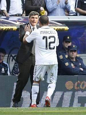 Marcelo celebra con Juande su gol. (EFE)