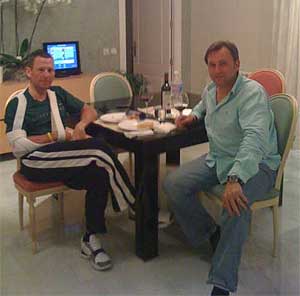 Armstrong, en la casa de Bruyneel en Madrid, por la noche. "Bebiendo vino y comiendo queso y crackers". (twitter.com/lancearmstrong)