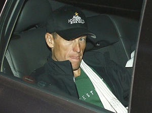 Lance Armstrong abandona el hotel de Palencia. (Foto: AP)