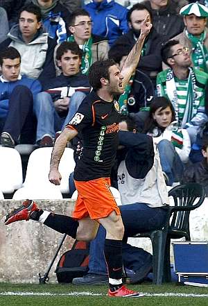 Juan Mata, tras meter un gol en Santander. (Foto: EFE)