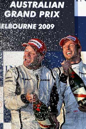 Jenson Button y Rubens Barrichello celebran la victoria en el podio de Melbourne. (Foto: EFE)