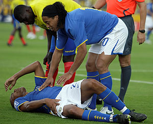 Maicon se duele de su lesin, junto a su compaero Ronaldinho. (Foto: AP)