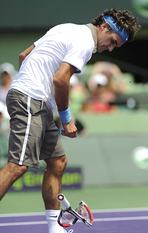 Federer lanza su raqueta contra el suelo. (Foto: EFE)
