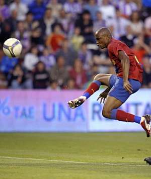 Samuel Eto'o marca el nico gol del partido. (AFP)