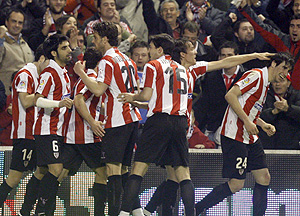 Los jugadores del Athletic celebran el gol de la victoria (Foto: EFE)