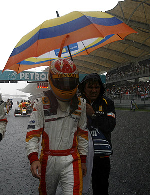 Alonso, despus de que se parara la carrera. (Foto: REUTERS)