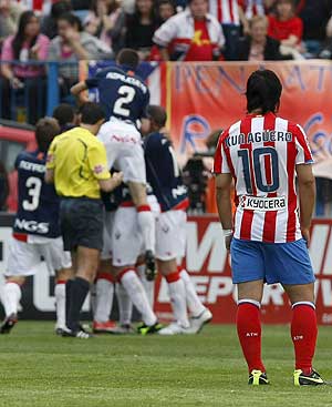 Agero mira cmo los jugadores de Osasuna celebran un gol. (Foto: EFE)