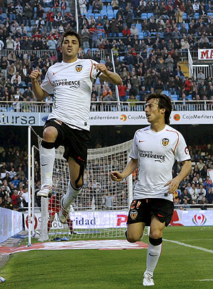 Villa celebra uno de sus tantos junto a Silva. (Foto: EFE)