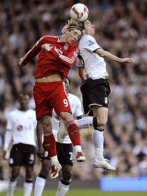 Torres salta con Davies en el Fulham-Liverpool del sábado. (Foto: AP)