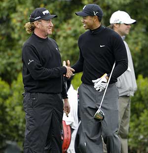 Woods saluda a Miguel ngel Jimnez en Augusta. (Foto: AP)