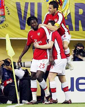 Cesc celebra junto a Adebayor el tanto del Arsenal en El Madrigal. (EFE)