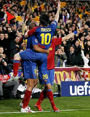 Henry, Alves y Messi celebran un gol del Barcelona ante el Bayern. (EFE)