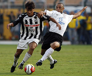 Imagen del encuentro entre el Santos y el Corinthians. (Foto: REUTERS)