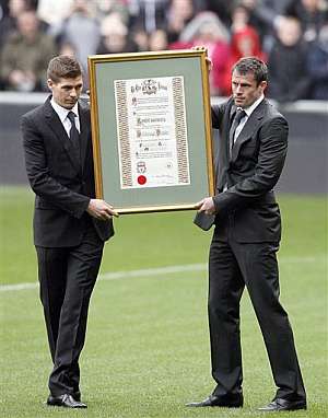 Steven Gerrard y Jamie Carragher durante el homenaje. (Foto: AP)