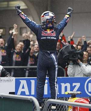 Sebastian Vettel celebra su victoria en China. (Foto: AP)