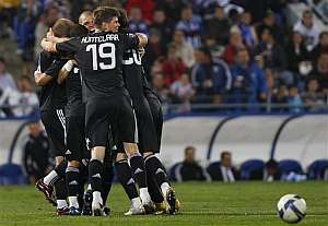 Los jugadores del Madrid celebrando el gol de Marcelo. (Foto: AP)