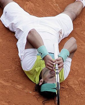 Rafa Nadal, sobre la tierra de Montecarlo tras ganar el torneo. (Foto: EFE)