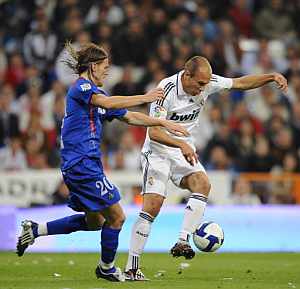 Robben intenta eludir a un rival, en un momento del partido. (AFP)