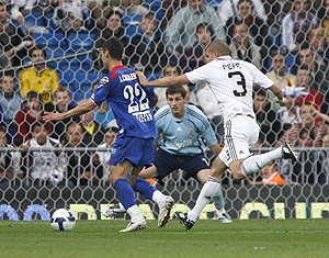Pepe, en el momento de cometer penalti sobre Casquero. (Foto: EFE)